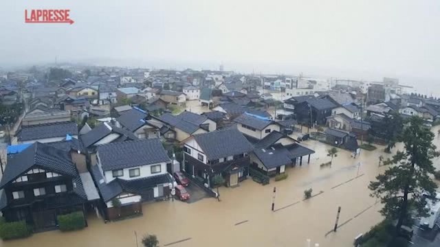 Forti piogge si abbattono sulla penisola di Noto, in Giappone: le strade diventano fiumi