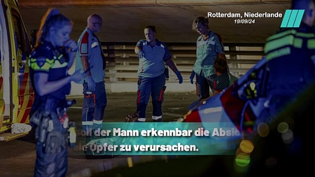 Ein Mann mit zwei Messern greift die Menge an