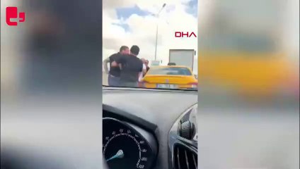 Tuzla'da yol verme kavgası; taksi şoförünü darbettiler