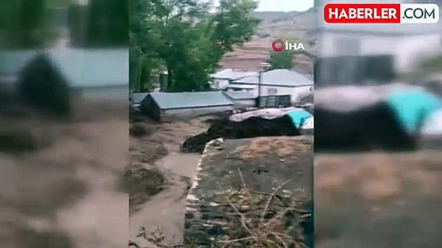 Karayazı'da Sağanak Yağış Sele Dönüştü