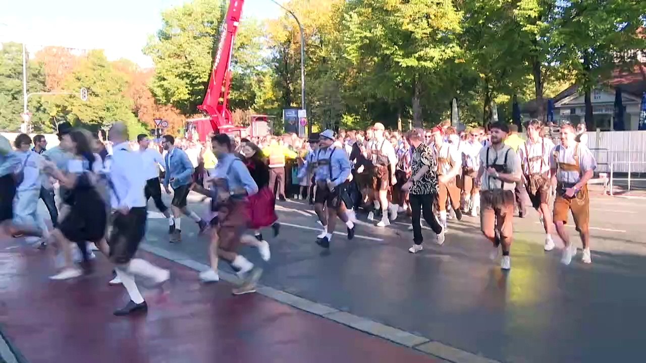 Wiesn-Start: Besucherandrang beim Oktoberfest in München