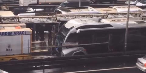 Avcılar’da metrobüs kazası kamerada
