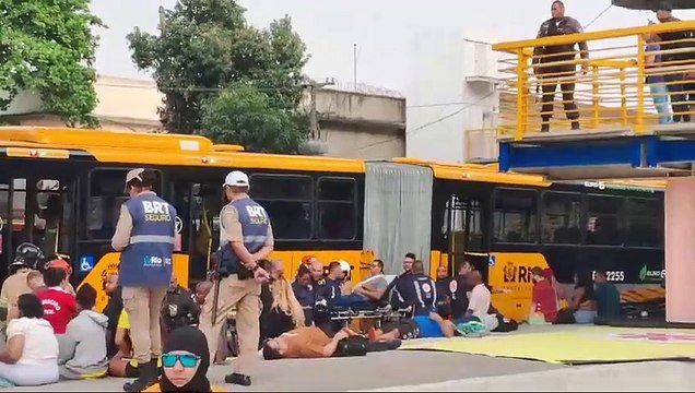 Ônibus BRT bate em viaduto no Rio e deixa dezenas de feridos