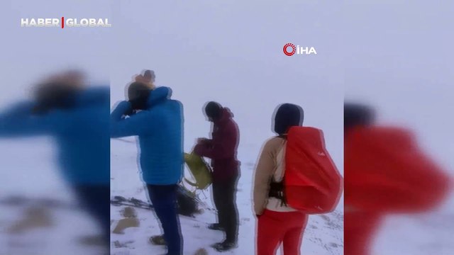 Dolu ve tipi onlar için engel olmadı! Hakkarili dağcılar zirve yaptı