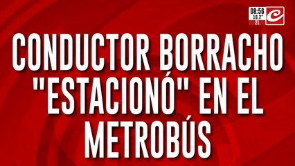 Conductor absolutamente borracho chocó y terminó estacionando en el Metrobús
