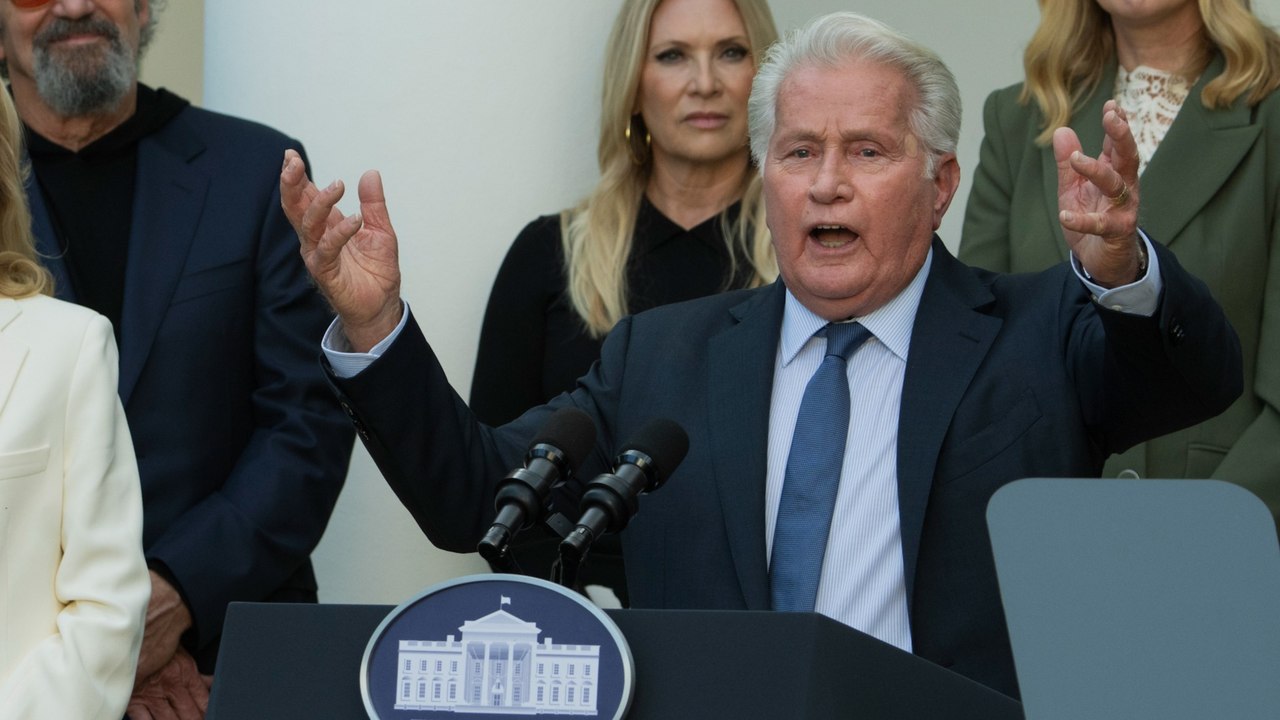 Los actores de la serie 'El ala Oeste de la Casa Blanca' recibidos por Jill Biden