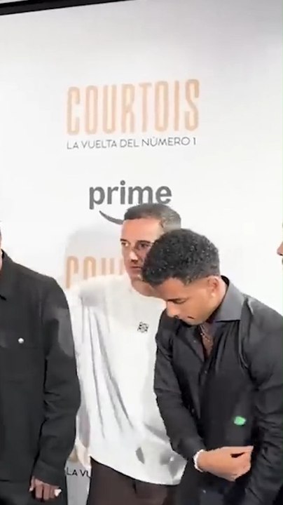 El vacile de Lucas a Vini en pleno photocall del evento de Courtois