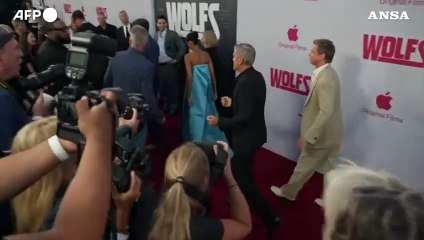 Clooney e Pitt incantano Los Angeles sul red carpet di "Wolfs"