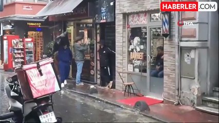 Taksim Meydanı'nda Sağanak Yağış Zor Anlar Yaşattı