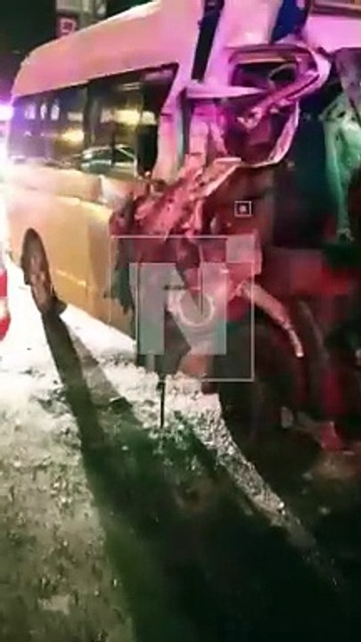 Fuerte accidente Av Blanco Galindo km 1 trufi choca  con trailer