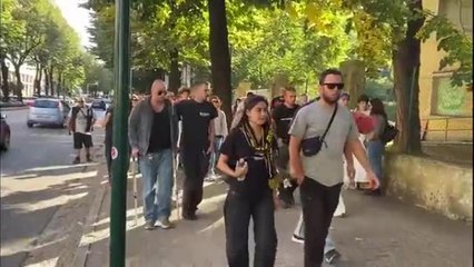 Giacomo Gobbato ucciso a Mestre, il sit-in degli amici nel punto dell'accoltellamento: il video