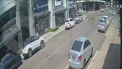 Câmera mostra Creta atravessando preferencial e batendo com Palio na Rua Paraná