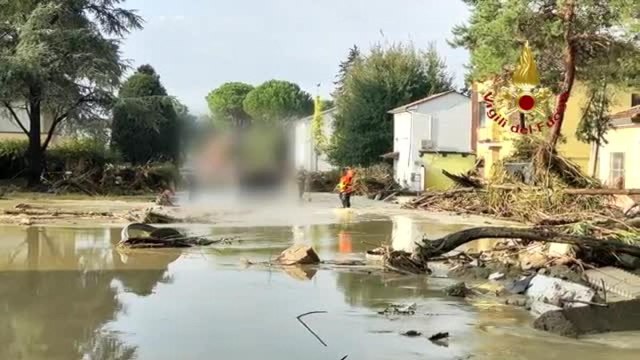 Alluvione, la conta dei danni: il video dei vigili del fuoco impegnati nel recupero dei beni nelle case danneggiate
