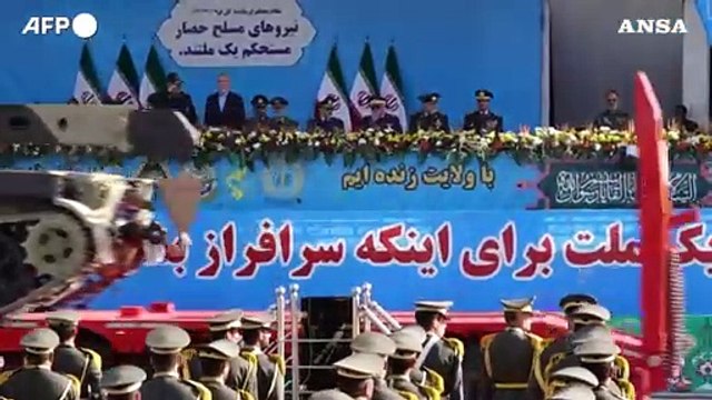 Iran, svelati missile e drone durante la parata delle forze armate