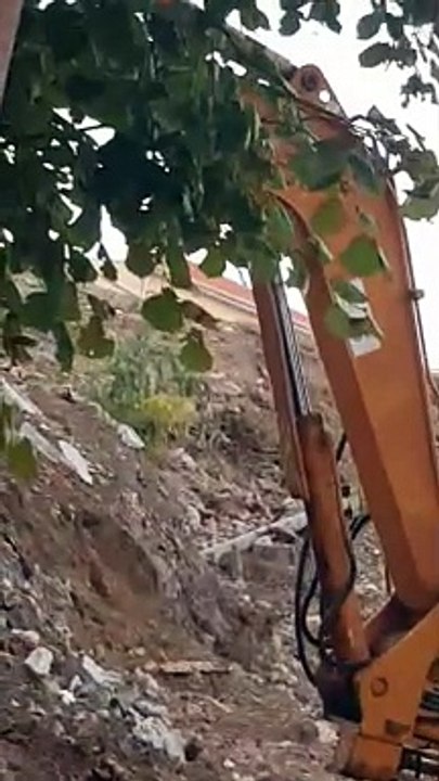 Nερά και λάσπες τρέχουν ανεξέλεγκτα στους δρόμους από το Εργοστάσιο