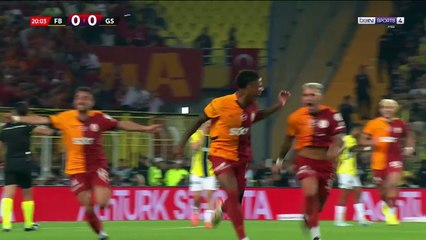Süper Lig : Le but incroyable de Lucas Torreira qui lance le derby entre Galatasaray et Fenerbahçe !