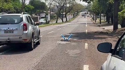 "Piscininha, amor": Moradores usam espaguetes de piscina para sinalizar buraco em Cascavel