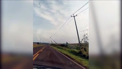 Moradores afirmam que postes que estão caindo na PR-180 foram instalados há poucos dias