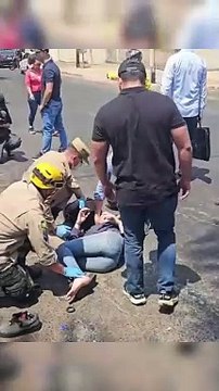 Governador de Goiás socorre vítimas de acidente durante carreata