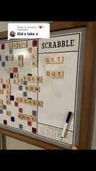 Soggiornano in un Airbnb e appare un messaggio inquietante sul frigorifero