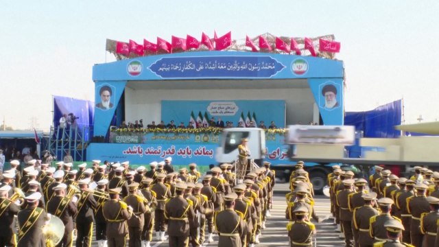 이란 대규모 군사 행진...신형 탄도미사일·드론 공개 / YTN