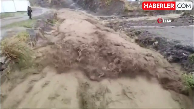 Van'da Sağanak Yağış Sele Yol Açtı