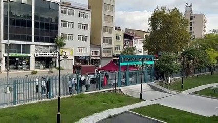 Beyoğlu Belediyesi'nin Kaymakamlık önündeki çadırlarını belediye zabıtası koruyor