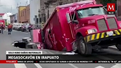 Camión de refrescos y camioneta se hunden en un enorme socavón en Irapuato