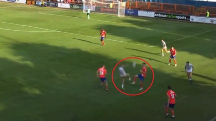 Il gol più assurdo del weekend: parabola insensata