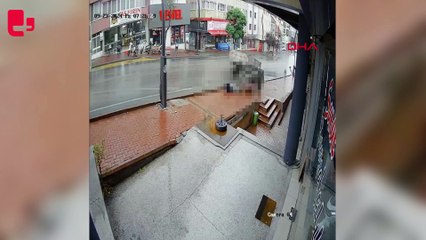 Devrilen traktörün sürücüsü öldü; kaza kamerada