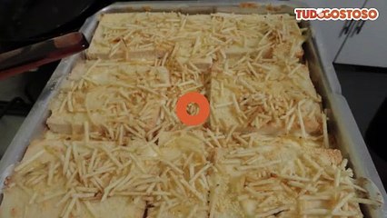Torta de pão de forma no forno.