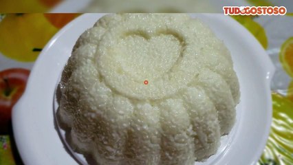 Cuscuz de tapioca e coco com leite condensado