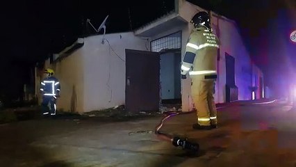 Bombeiros combatem incêndio em residência no Santa Cruz