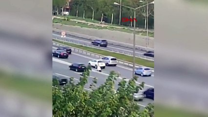 TEM Otoyolunun ortasında yürüdü; ölüme davetiye çıkardı