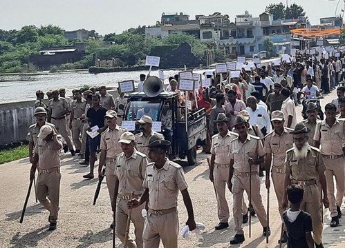 अपह्रत युवती को बरामद करने की मांग को लेकर बंद रहा नैनवां, जुलूस निकाला