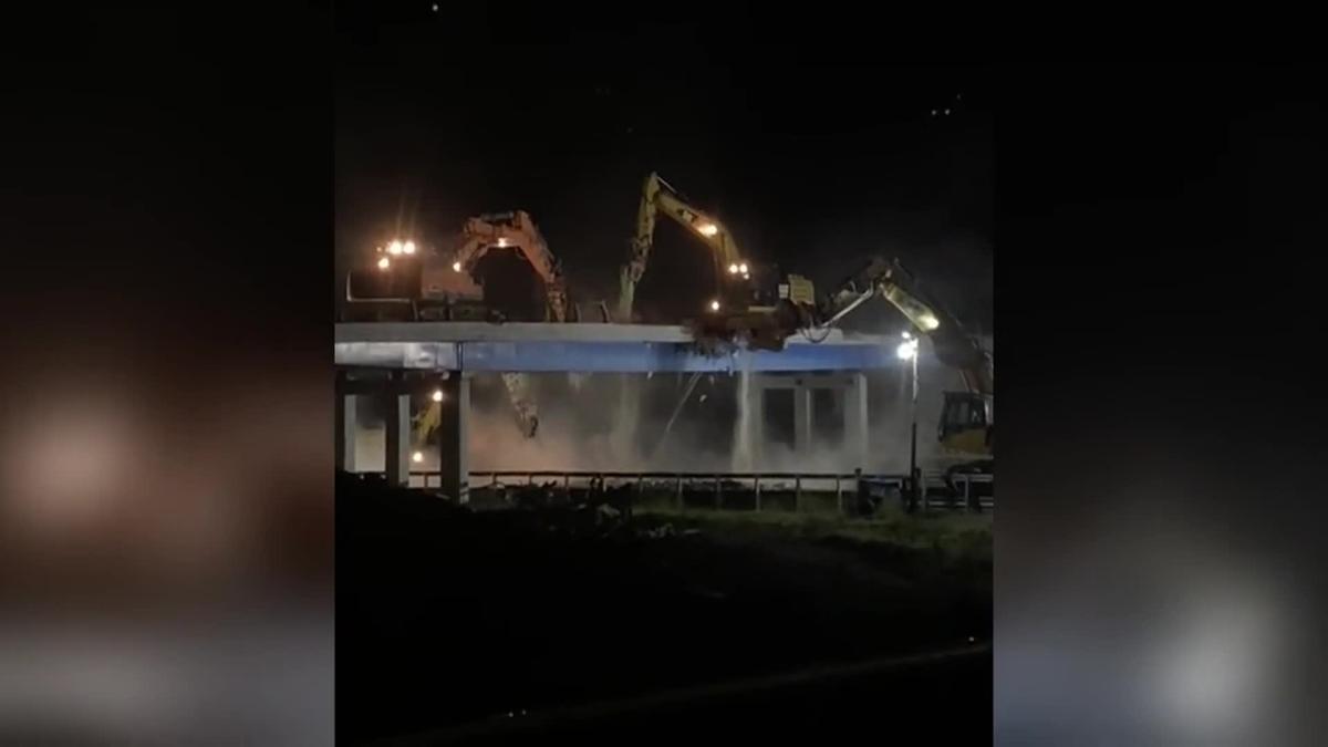 Video Torrenova, crolla ponte sulla diramazione Roma sud della A1 Milano-Napoli durante i lavori di demolizione