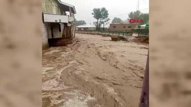 Van'da sağanak sele yol açtı