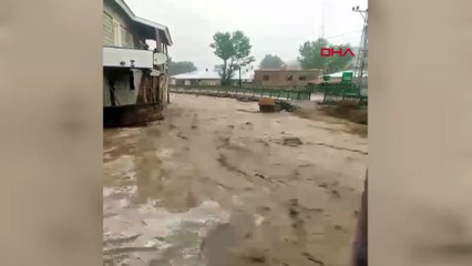 Van'da sağanak sele yol açtı