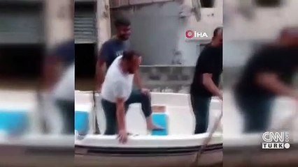 Yer: Adana... Su basan sokakta kayıkla gezdiler!