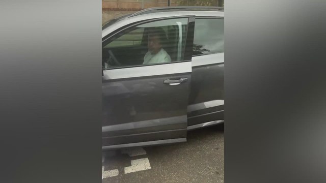 Flick se encuentra a unos niños y lo que hace es para aplaudir una y otra vez