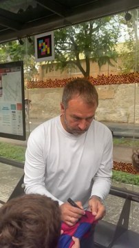 Flick se encuentra a unos niños y lo que hace es para aplaudir una y otra vez