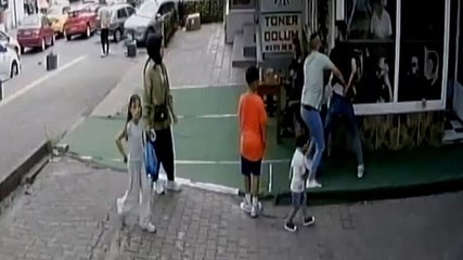 Çevrede çocuklar da vardı: Tek hamle hayatını kurtardı