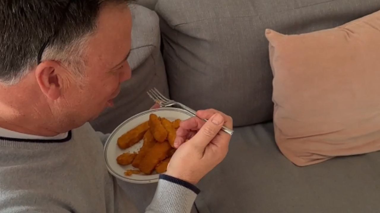 Daughter and granddaughter uncover dad's secret fish finger fervor