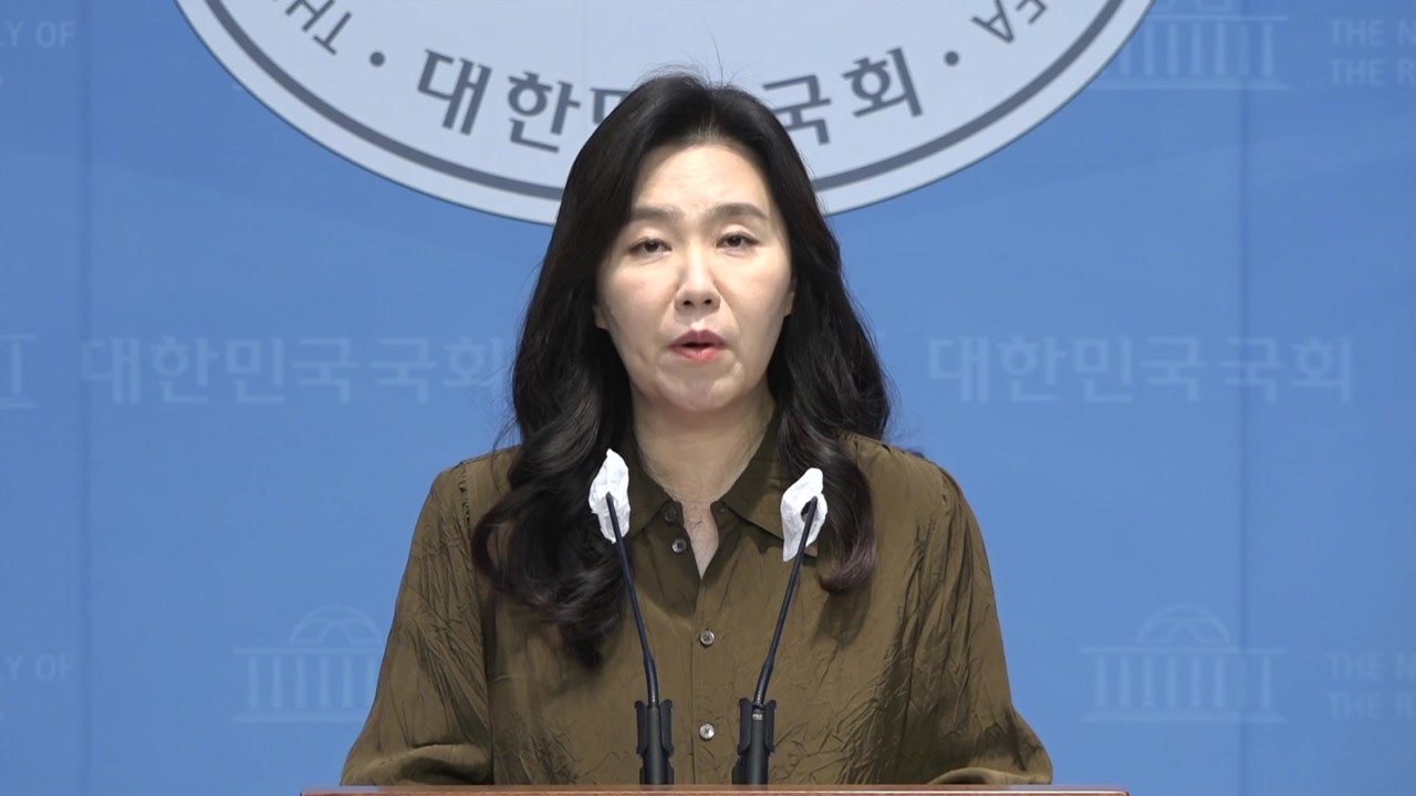 민주 "윤, 수해에도 외유성 출국...이재민 깊은 위로" / YTN