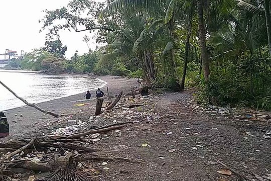 Sampah Berserakan di Pesisir Pantai Gemaf