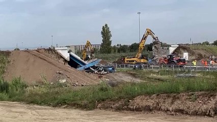 A1, crollo del cavalcavia a Torrenova: mezzi al lavoro nel cantiere Anas dove si è sfiorata la tragedia