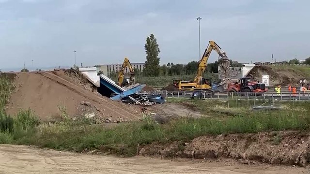 A1, crollo del cavalcavia a Torrenova: mezzi al lavoro nel cantiere Anas dove si è sfiorata la tragedia