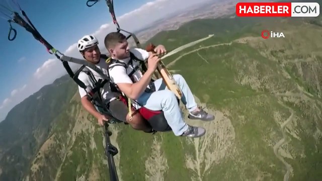 Genç Müzisyenden Göklerde Unutulmaz Kemençe Performansı