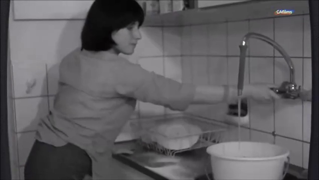 2024 - Saute Ma Ville (1968) de Chantal Akerman meets Il boit du café (1987) par Pigalle