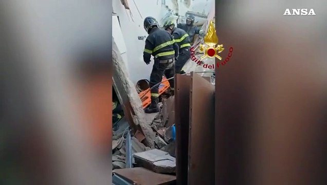 Crolla una palazzina nel Napoletano, morti due bimbi: padre e figlio estratti vivi